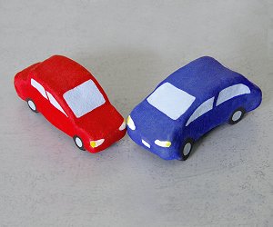 衝突するミニチュアの車