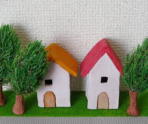 ミニチュアの家と風になびく木